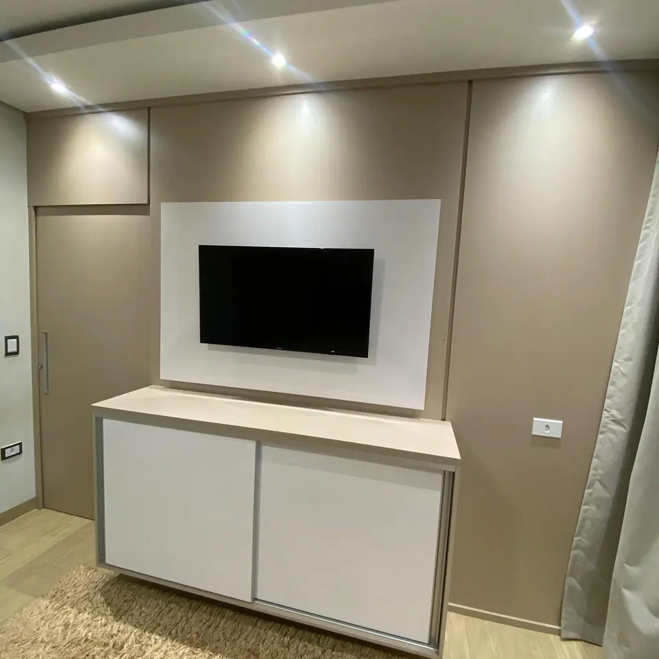 Painel de TV em composição neutra