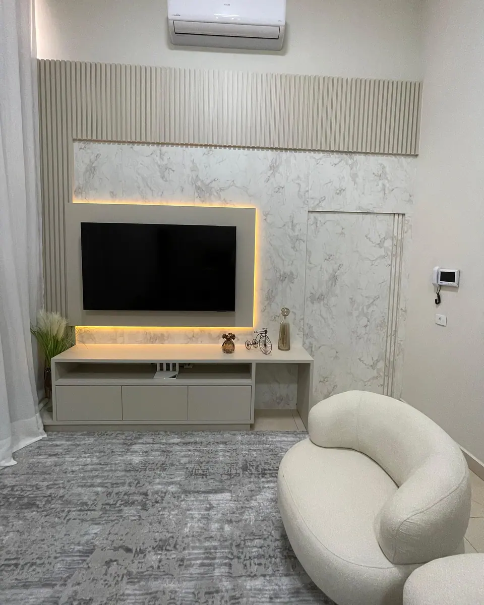 Sala com painel planejado e iluminação indireta