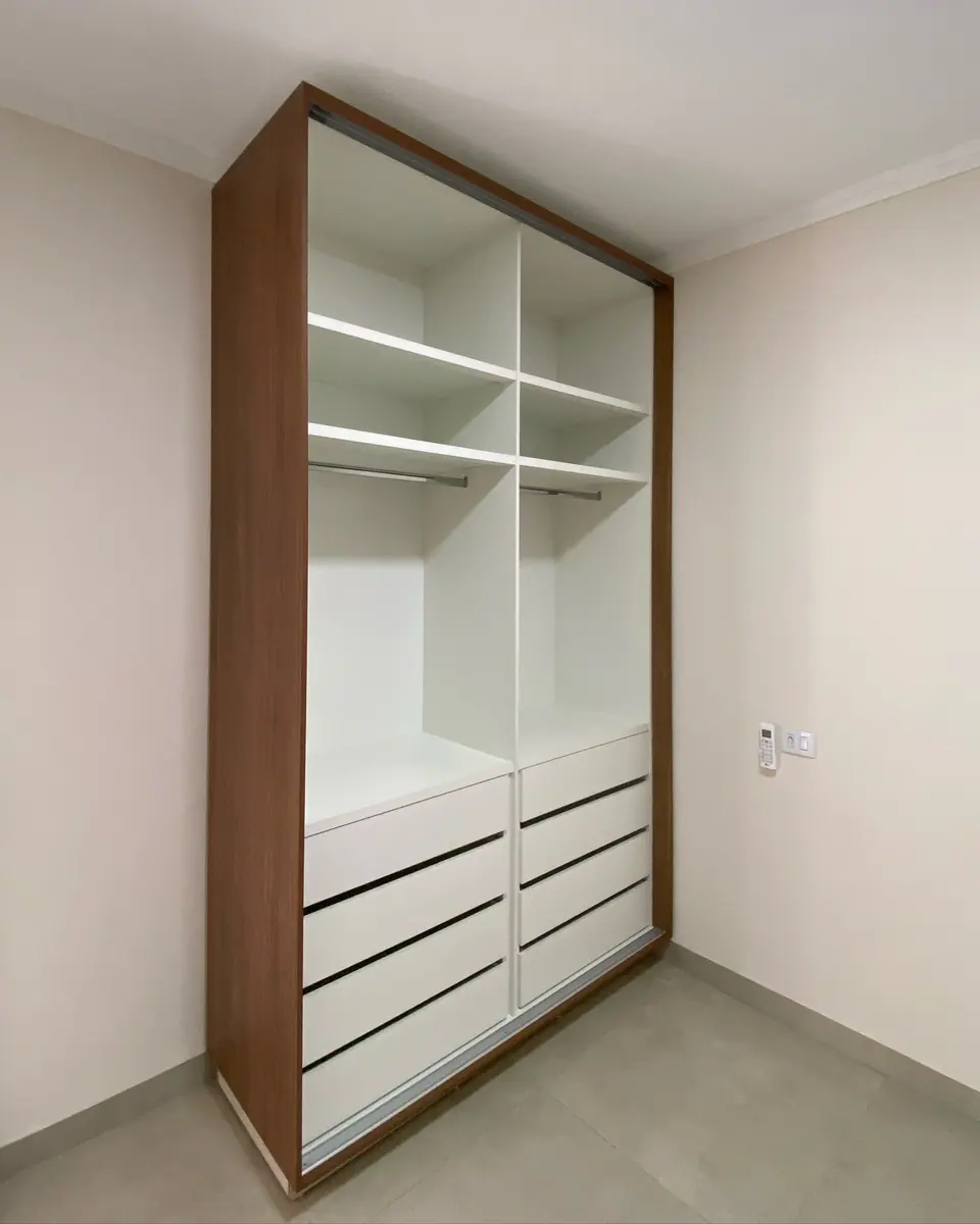 Detalhes de marcenaria com acabamento amadeirado