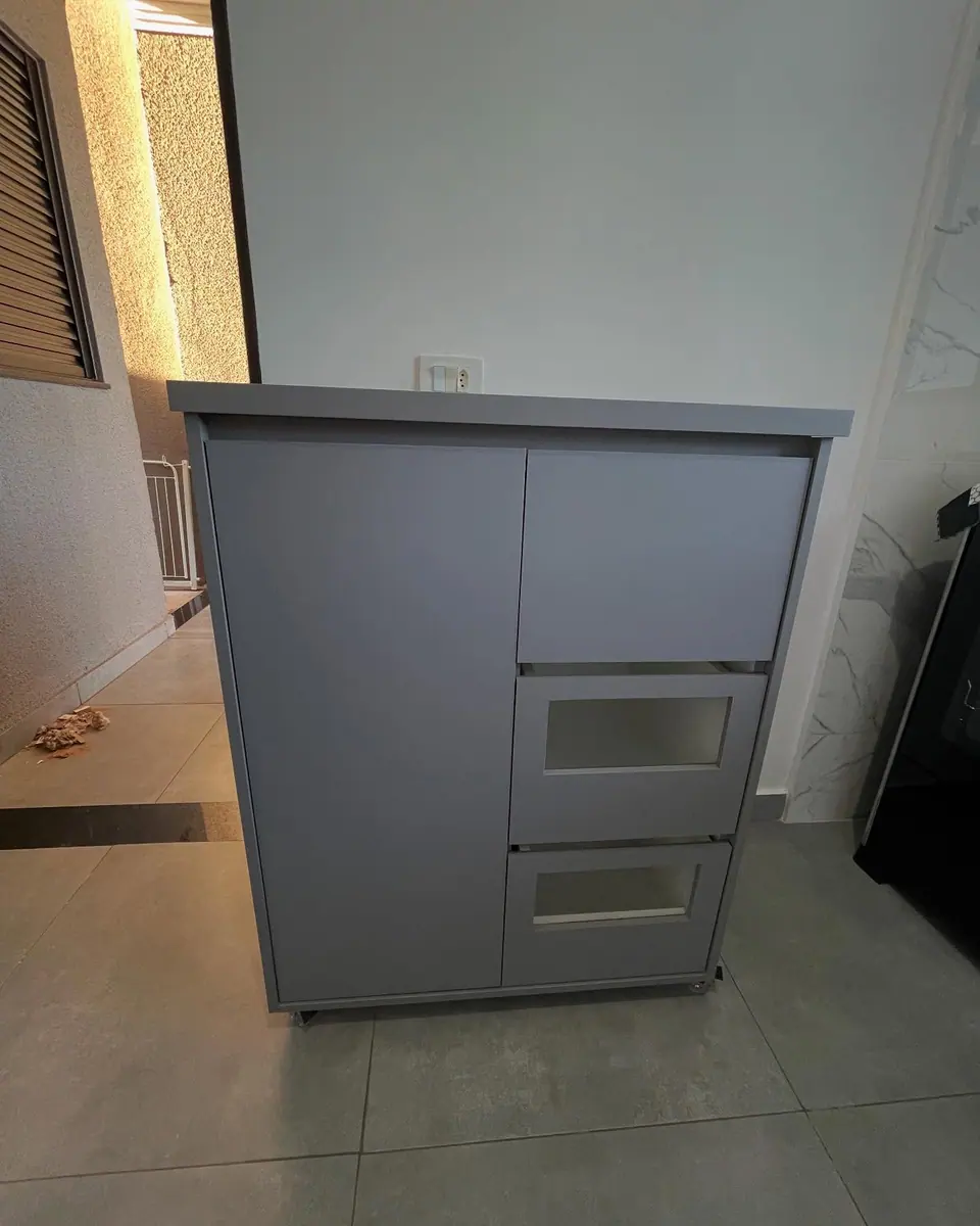 Gabinete compacto sob medida