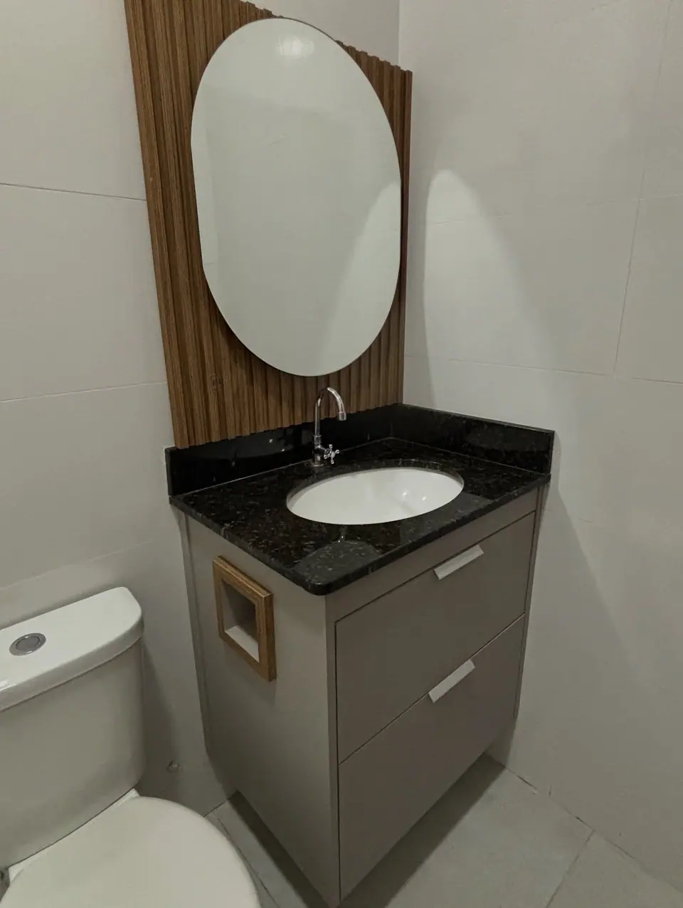 Armário de banheiro com nicho e espelho