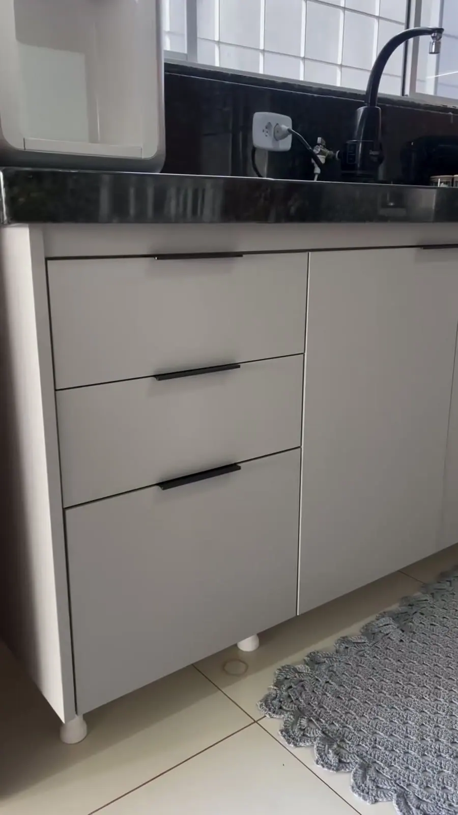 Cozinha compacta em tons neutros