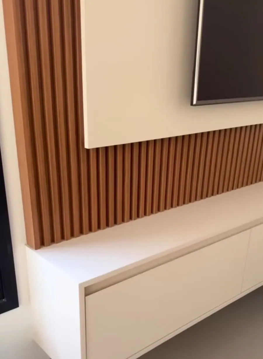 Painel ripado com rack suspenso